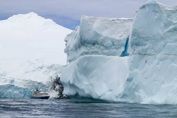 O Sea Spirit fica pequeno perto dos enormes blocos de gelo na região de Point Wild, Elephant Island, na Antártida (foto de Jeff orlowski)